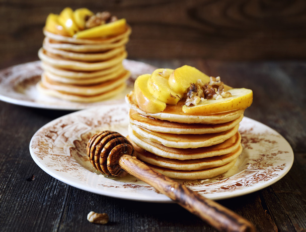 Pancake con miele, mele caramellate e noci
 - Foto, immagini