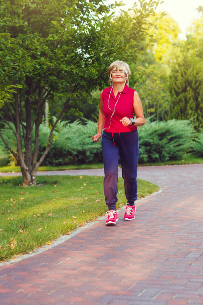 Active senior woman running - Foto, Bild
