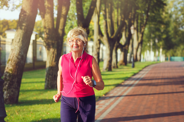 Active senior woman running - Foto, afbeelding