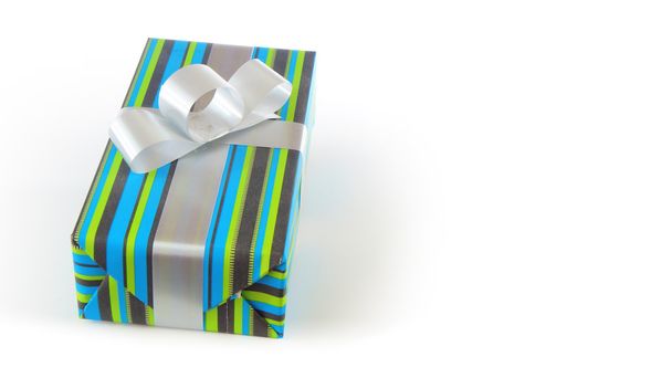 Cadeau avec papier cadeau vert et bleu et ruban d'argent
 - Photo, image