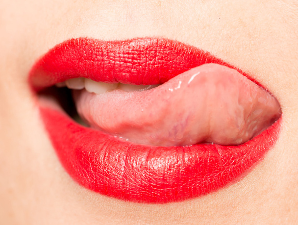 Hermosos labios con lápiz labial rojo
 - Foto, imagen