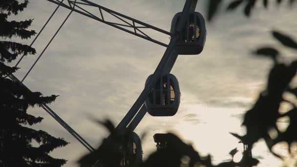Τροχός λούνα παρκ το ηλιοβασίλεμα - Πλάνα, βίντεο