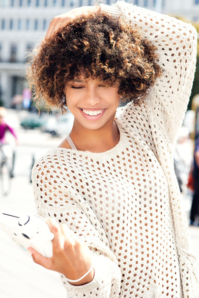 Young african american girl posing outdoor. - Zdjęcie, obraz