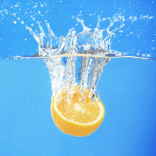 tuore appelsiini putoaa veteen
 - Valokuva, kuva
