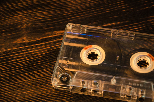 alte Audiokassette auf Holzgrund. Abstrakte Musik. - Foto, Bild