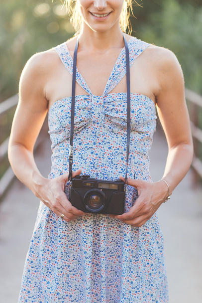 woman with camera - Φωτογραφία, εικόνα