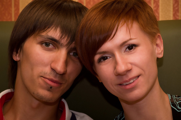 幸せな若いカップルの肖像画 - 写真・画像