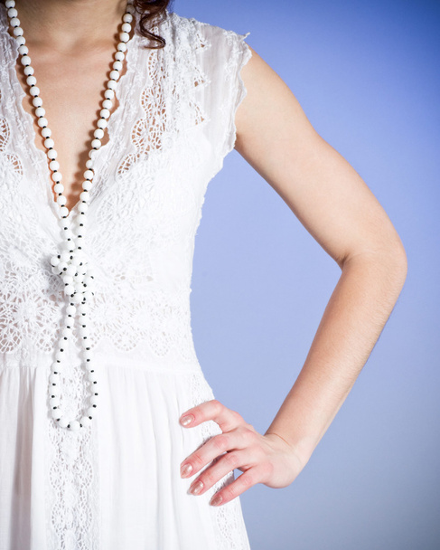 lichaam van jonge vrouw in witte bruids jurk met kralen - Foto, afbeelding