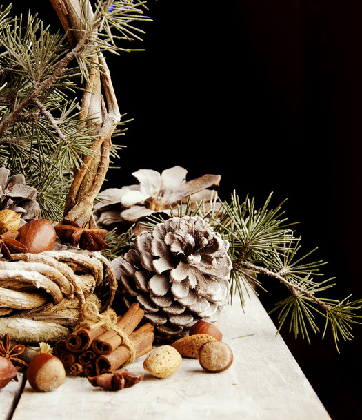 Рождественская открытка с еловыми ветвями и украшением
 - Фото, изображение