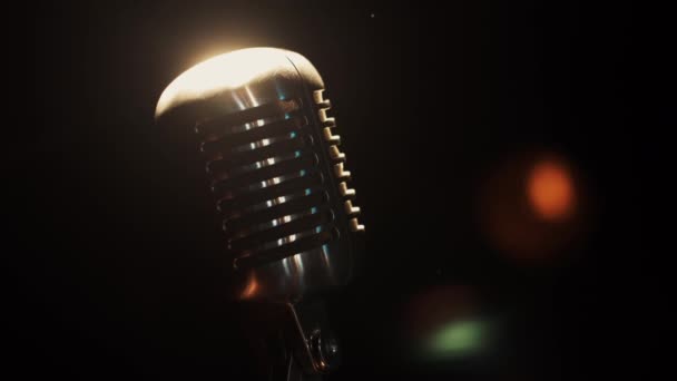 Άποψη του συναυλία μετάλλων μικρόφωνο διαμονή στη σκηνή σε άδειο club κάτω από τα φώτα της δημοσιότητας - Πλάνα, βίντεο
