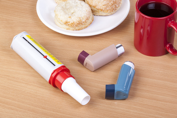Két asztma inhaláló készülékek és az asztalon a betekintés áramlásmérő - Fotó, kép