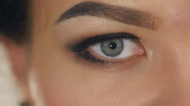 ekstremalnych bliska kobiece oko z profesjonalny makijaż - Materiał filmowy, wideo