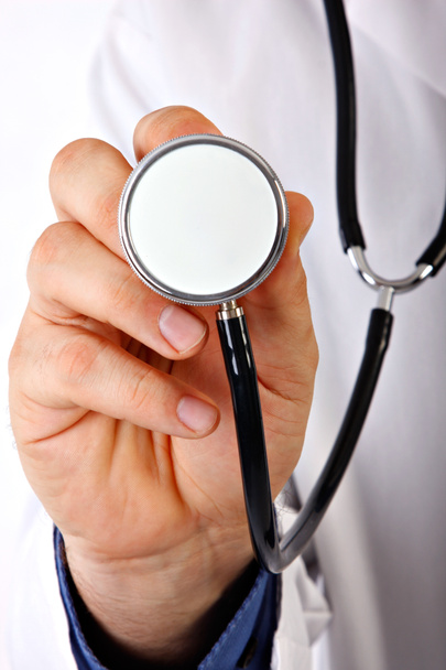 Arzt hält Stethoskop in der Hand - Foto, Bild