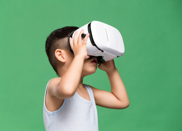 маленький мальчик с гарнитурой виртуальной реальности
 - Фото, изображение
