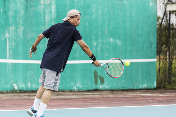 teniszező akcióban - Fotó, kép
