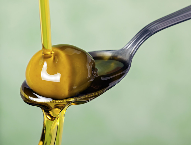 aceite de oliva sobre fondo
 - Foto, Imagen