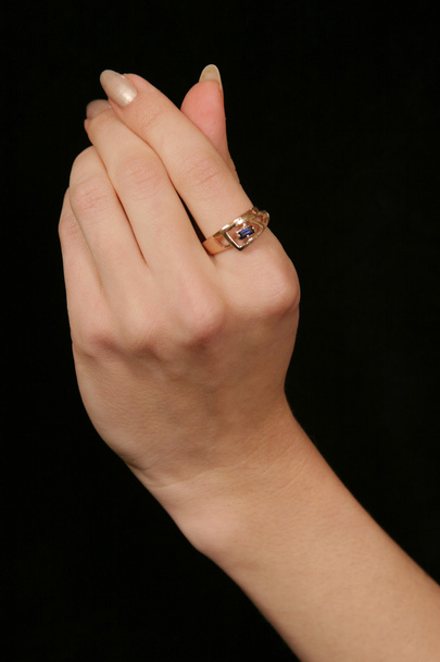 ブラックの背景に指を持つ女性の手のダイヤモンドリング - 写真・画像