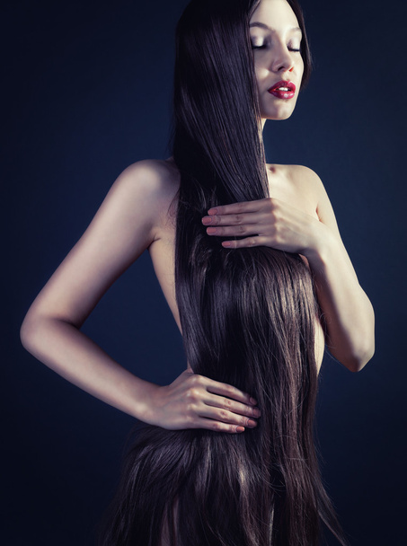 Egy fiatal nő, hosszú haj kép - Fotó, kép