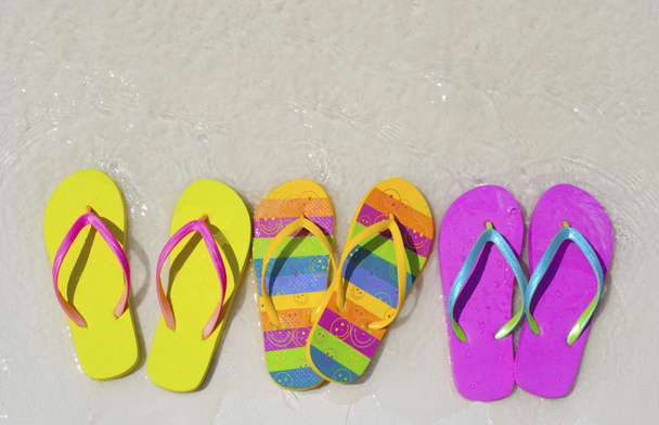 Värikkäät sandaalit rannalla
 - Valokuva, kuva