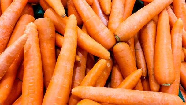 pomarańczowy kolor marchew na półkę do sprzedaży w supermarkecie - Zdjęcie, obraz