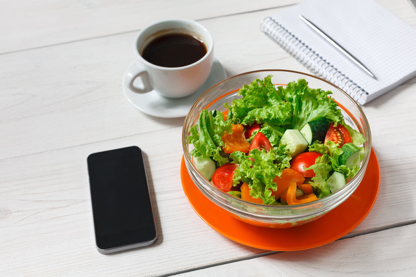 Υγιή επιχειρηματική μεσημεριανό σνακ στο γραφείο, το top view σαλάτα λαχανικών - Φωτογραφία, εικόνα