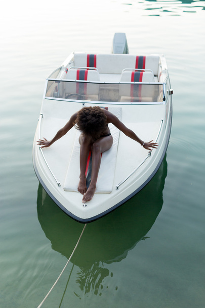 afro american girl posing on yacht - Фото, зображення