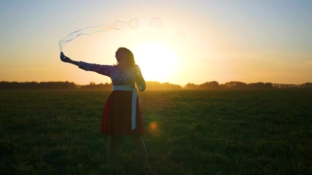 meisje maakt zeepbellen bij zonsondergang - Video