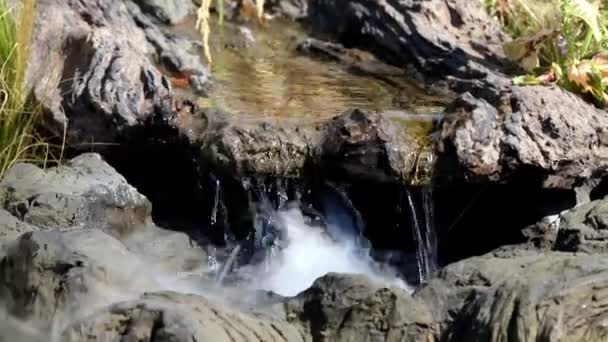 煙で湧き出る泉 - 映像、動画
