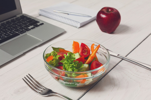 Zdravé obchodní oběd v kanceláři, zeleninový salát a káva - Fotografie, Obrázek
