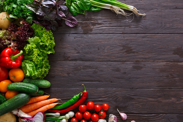 Frame of fresh vegetables on wooden background with copy space - Foto, Imagem