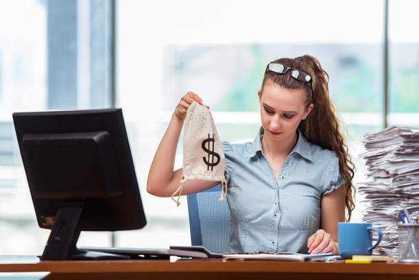 Бизнесмен с денежными мешками в офисе
 - Фото, изображение