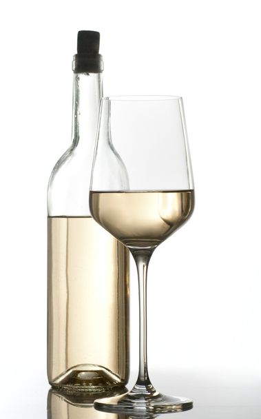 Bottle and glass of white wine - Foto, afbeelding