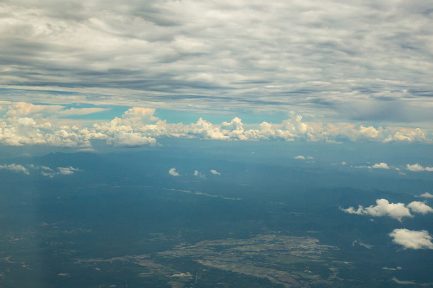 Nézd, fent a felhők és a kék ég, a repülőgép. - Fotó, kép