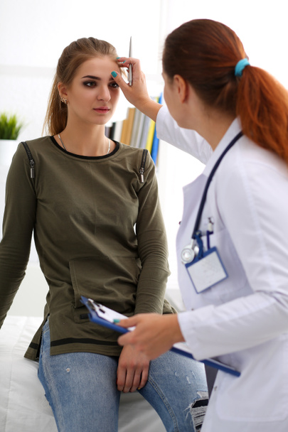 Врач женской медицины осматривает пациента
 - Фото, изображение