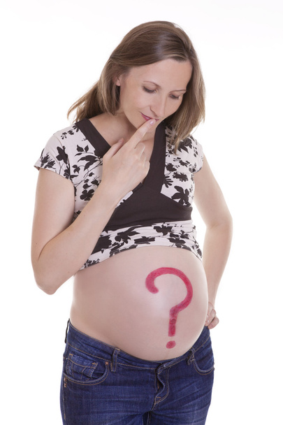 Mujer embarazada con marcas cuestionarias en su vientre
 - Foto, imagen