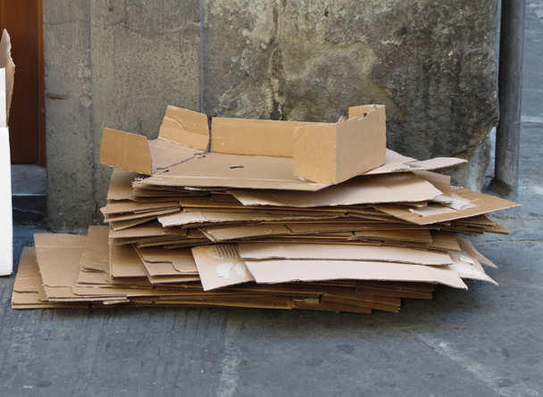 Куча светлых гофрированных картонных плит
 - Фото, изображение