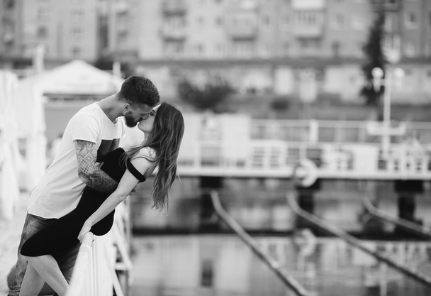 pareja besando contra el telón de fondo de la ciudad
 - Foto, Imagen