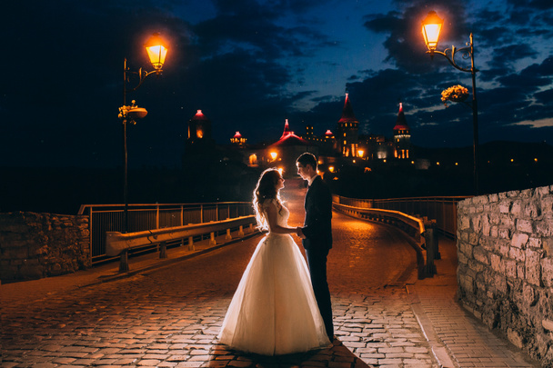 夜の結婚式のカップル - 写真・画像