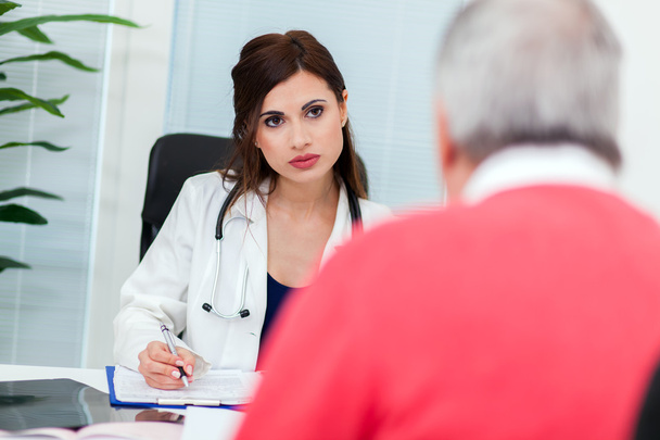 doctora hablando con el paciente - Foto, Imagen