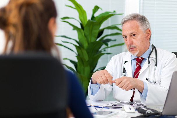 Male doctor talking to patient - Foto, afbeelding