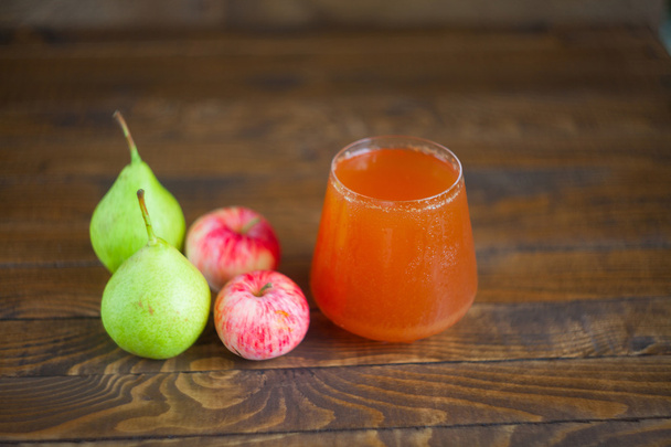 el jugo de las peras y las manzanas en el vaso a la mesa
 - Foto, Imagen