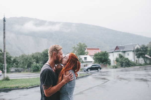 το όμορφο ζευγάρι αγκαλιάζει στη βροχή - Φωτογραφία, εικόνα
