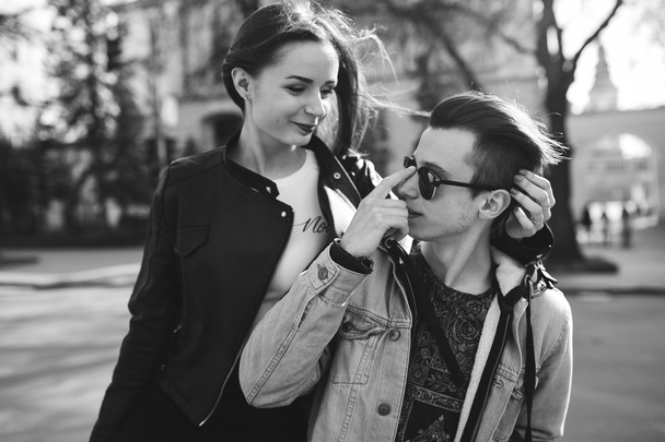 Young couple in city - Foto, imagen