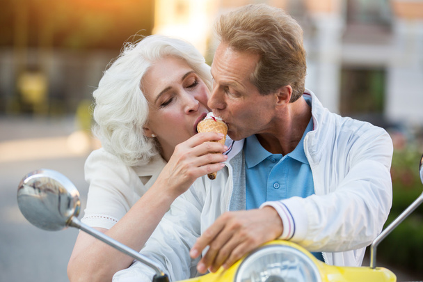 Mature couple shares ice cream. - Photo, Image