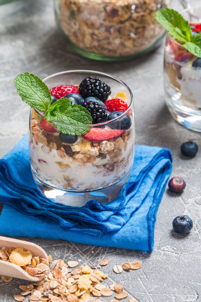 Homemade yogurt with baked granola - Valokuva, kuva