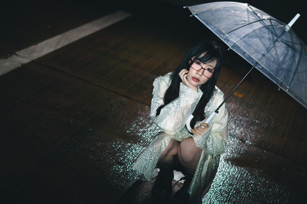 Азиатка с зонтиком
 - Фото, изображение