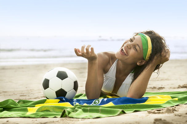 ブラジルの国旗を持つ若い女性 - 写真・画像