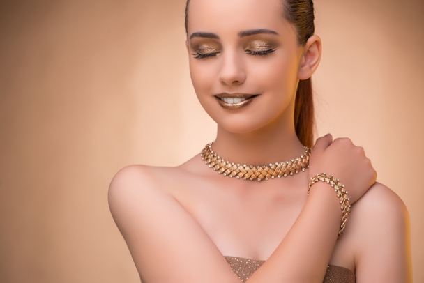 Pěkná žena nosí elegantní šperky - Fotografie, Obrázek