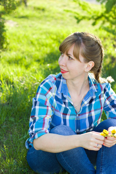 Portrait of a girl in a park  - Φωτογραφία, εικόνα