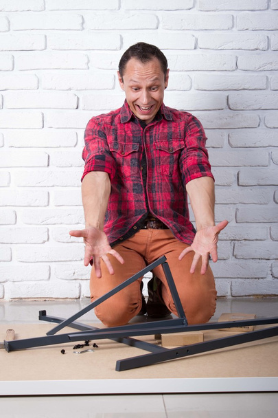 Genç adam mobilya montaj hakkında karışık - Fotoğraf, Görsel